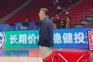 考察球员!中国男篮主帅郭士强来到现场观战上海VS广东